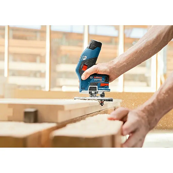Bosch Professional Fresadora de cantos de batería GKF 12V-8 L-Boxx - 12 V, Sin batería, Número de revoluciones de marcha en vacío: 13.000 r.p.m. - Producto en uso