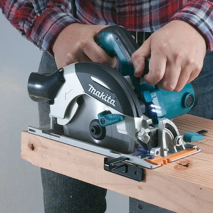 Makita Handkreissäge HS6101J1 - 1.100 W, Sägeblatt: Ø 165 mm, Leerlaufdrehzahl: 0 U/min - 5.500 U/min - Anwendungsbeispiel