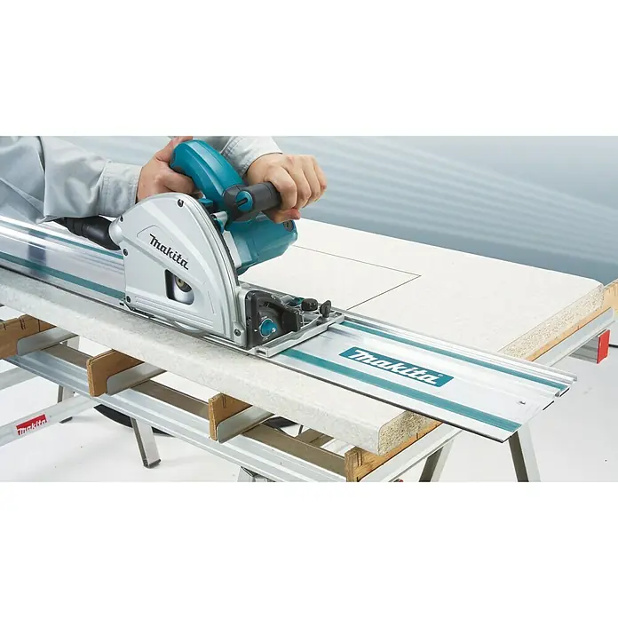 Makita Tauchsäge SP6000J1 mit Makpac und Führungsschiene - Leistungsaufnahme: 1.300 W, Sägeblatt: Ø 165 mm, Leerlaufdrehzahl: 2.000 U/min - 6.400 U/min - Anwendungsbeispiel
