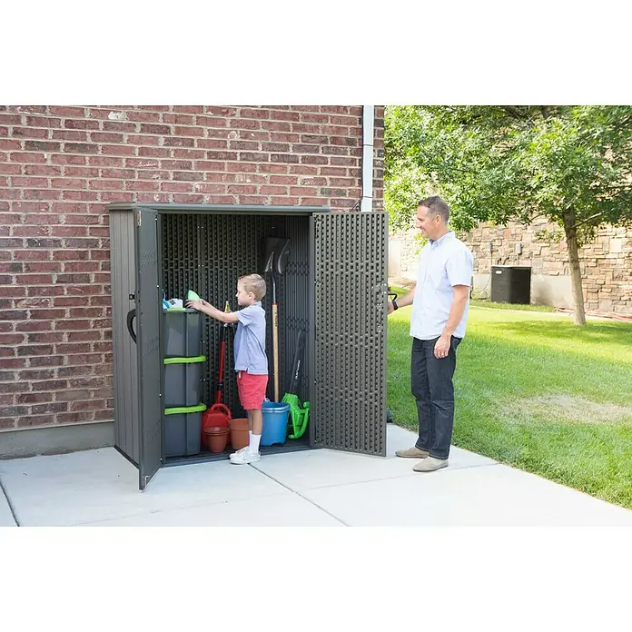 Lifetime Geräteschrank - Außenbreite inkl. Dachüberstand: 136 cm, Außentiefe inkl. Dachüberstand: 70 cm, Kunststoff, Dunkelgrau - Stimmungsaufnahme