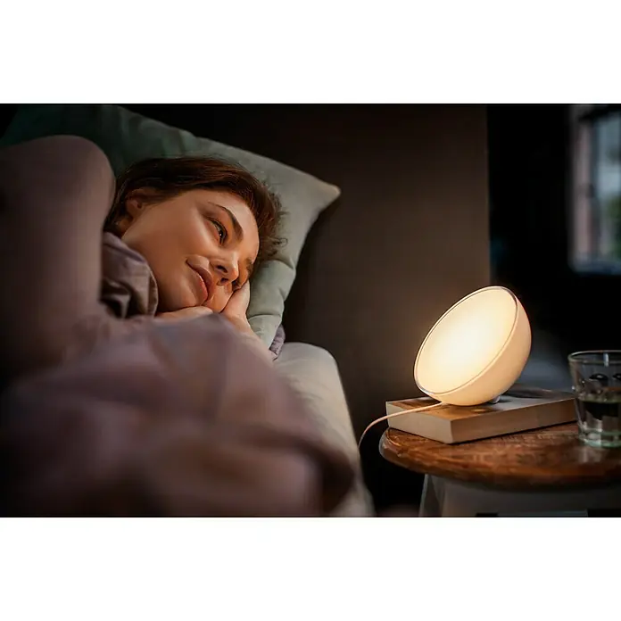 Philips Hue Stolna LED svjetiljka - 6 W, D x Š x V: 15 x 15 x 7,9 cm, Bijele boje, Topla bijela - Proizvod u upotrebi