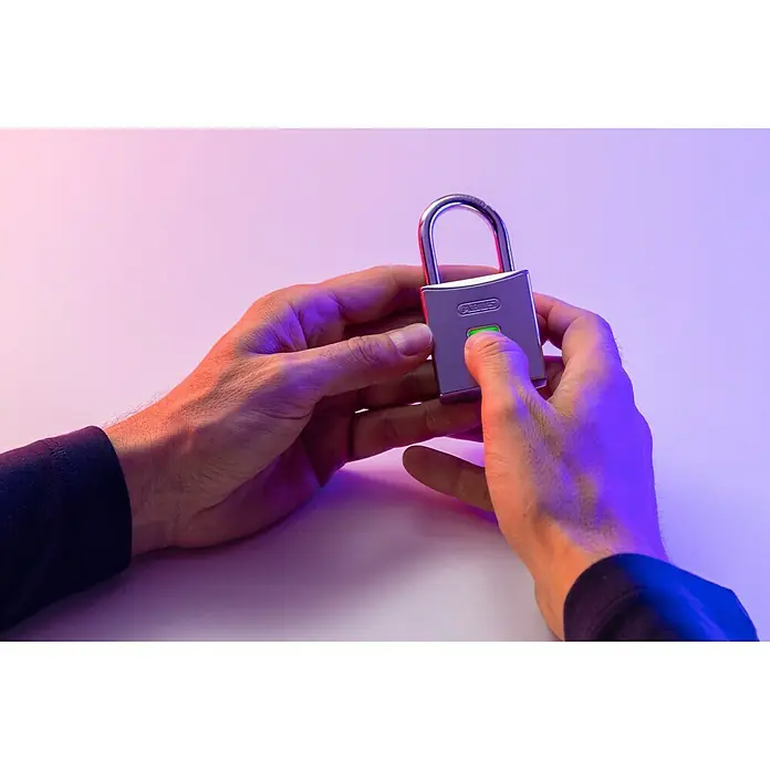 Abus Vorhängeschloss Touch 56/50 - Bügelstärke: 7 mm, Fingersensor, Material Bügel: Gehärteter Spezialstahl - Anwendungsbeispiel