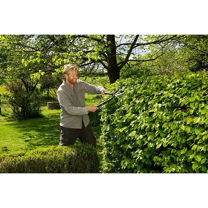 Gardena EnergyCut Ručne škare za živicu - Duljina oštrice: 23 cm - Proizvod u upotrebi