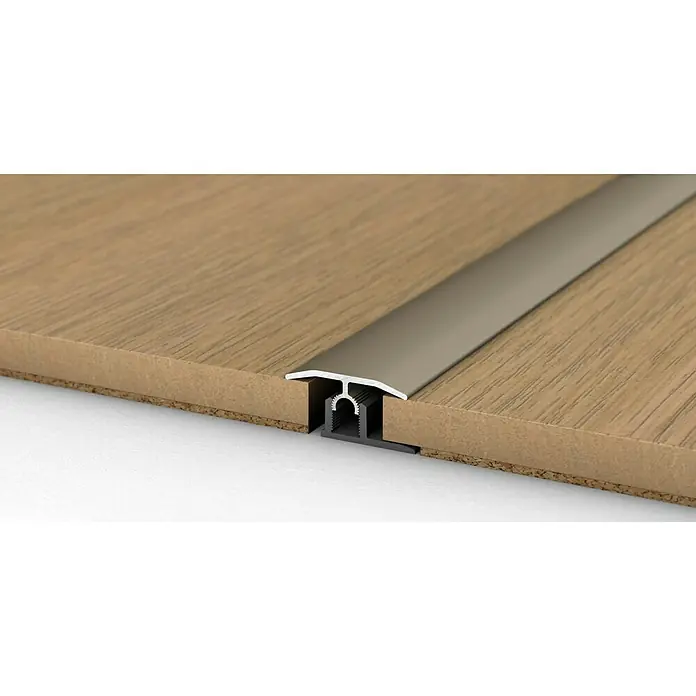 LOGOCLIC Übergangsprofil 303 - Edelstahl matt, 2,7 m x 34 mm, Montageart: Stecken - Detailaufnahme