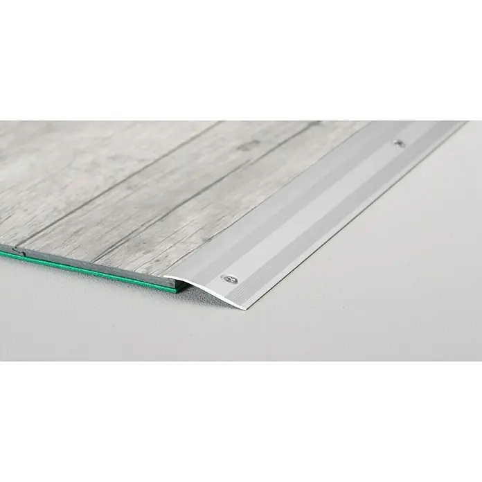 LOGOCLIC Profil klančine 262 - Srebrne barve, 0,9 m x 28 mm, Vrsta montaže: Vijaki - Posnetek od blizu