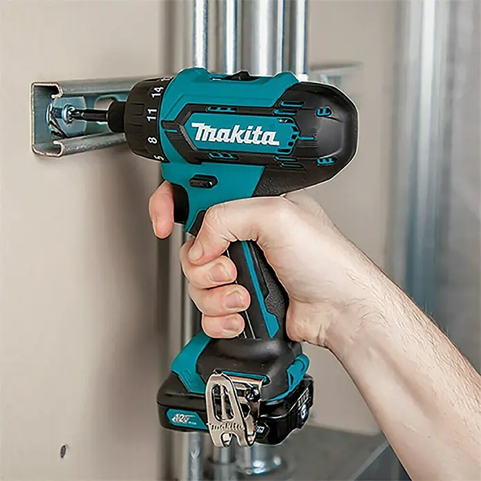 Makita Taladro atornillador de batería DF033DSAE - 12 V, 2 baterías, 2 Ah, Número de revoluciones de marcha en vacío: 0 r.p.m. - 1.700 r.p.m.