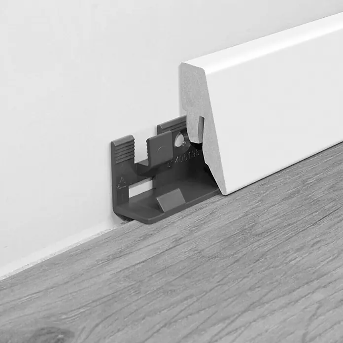 LOGOCLIC Sockelleiste K40 C Weiß - 2,6 m x 19 mm x 40 mm, Gerade - Detailaufnahme
