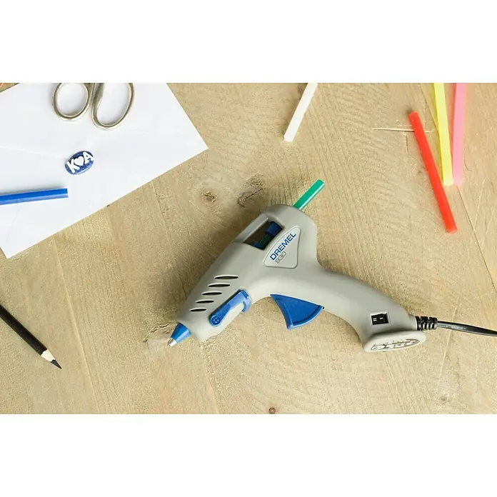 Dremel Pištolj za vruće ljepljenje 930-18 Hobby - Promjer uloška za ljepilo: 7 mm, Vrijeme zagrijavanja: 5 min - Proizvod u upotrebi