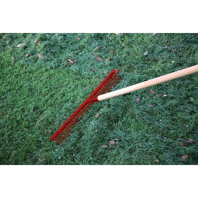Gardol Rasenrechen - Arbeitsbreite: 58,5 cm, Anzahl Zinken: 32, Langstiel - Anwendungsbeispiel