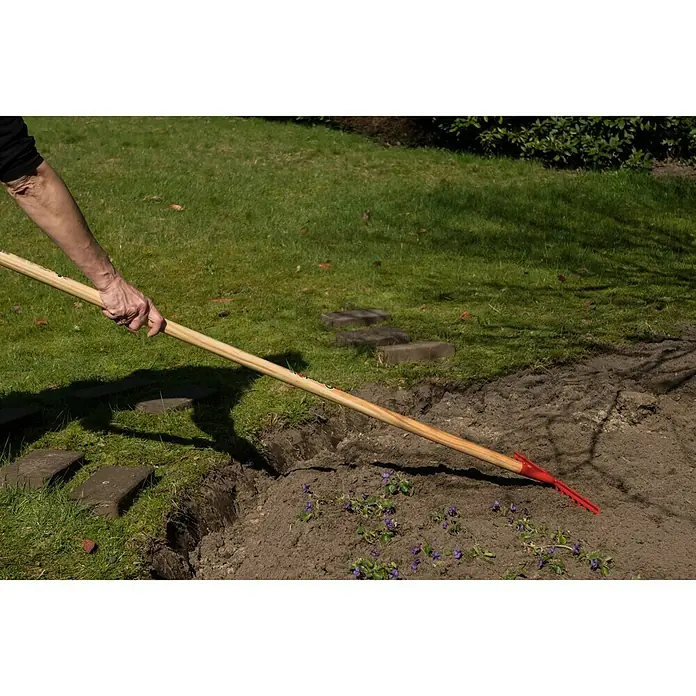 Gardol Rastrillo de jardín - Anchura de trabajo: 35 cm, Número de púas: 14, Mango largo - Producto en uso