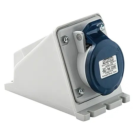 Famatel  Enchufe con tapa industrial
