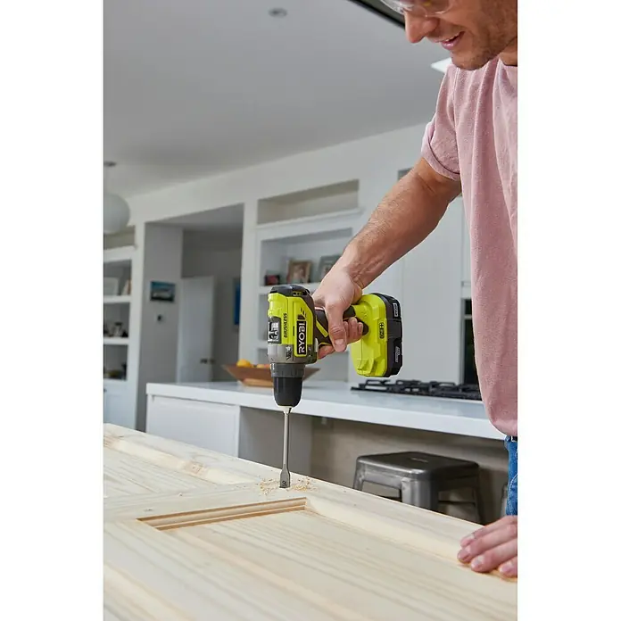 Ryobi ONE+ Accuschroefboormachine R18DD5-220S - 18 V, 2 accu's, 2 Ah, Onbelast toerental: 0 tpm - 1.400 tpm - Toepassingsvoorbeeld