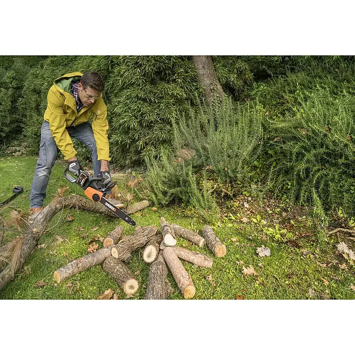 Worx Akku-Kettensäge WG384E - Akkuspannung: 40 V, Li-Ionen, 2 Ah, 2 Akkus, 35 cm - Anwendungsbeispiel