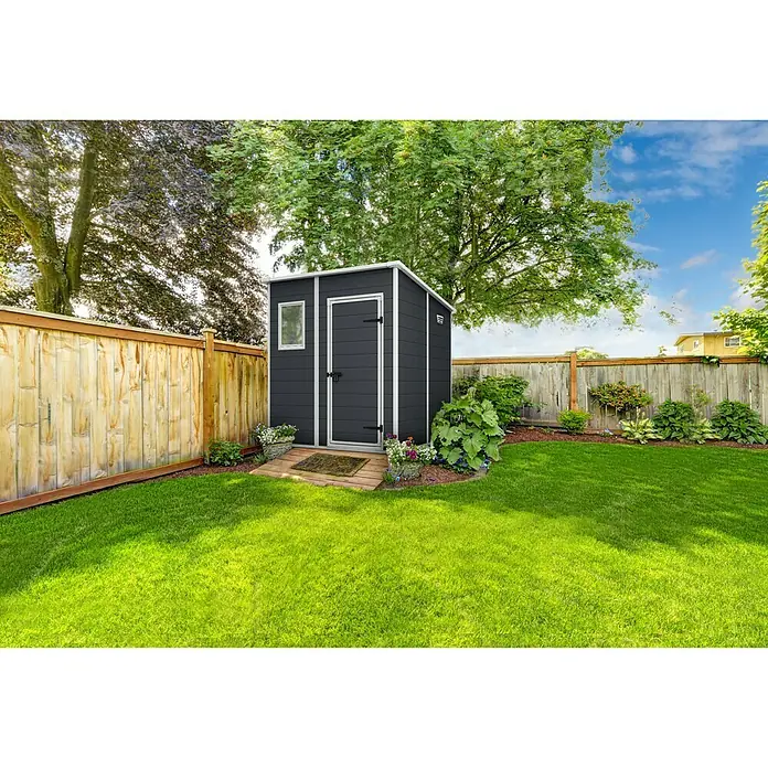 Keter Caseta para jardín Manor Pent 6x6 - Plástico, Antracita/Blanco - Foto ambiente