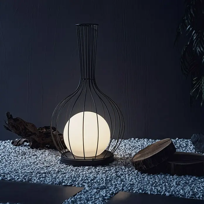 Tween Light LED-Dekoleuchte Isola - Batteriebetrieben, Schwarz, Ø x H: 39 x 72 cm - Stimmungsaufnahme
