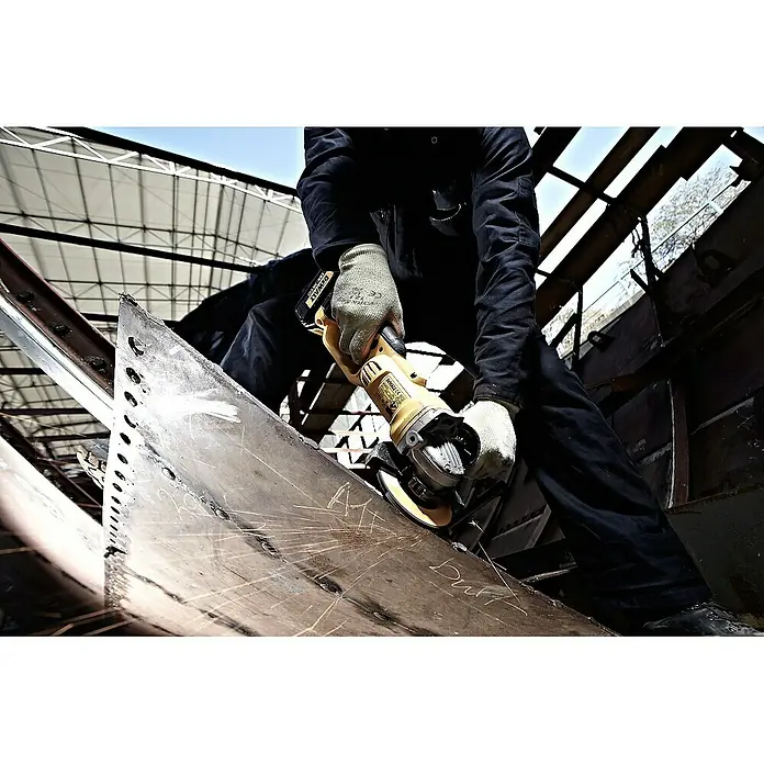 Dewalt XR Akku-Winkelschleifer DCG412M2 - 18 V, 2 Akkus, 4 Ah, Durchmesser Scheibe: 125 mm - Anwendungsbeispiel