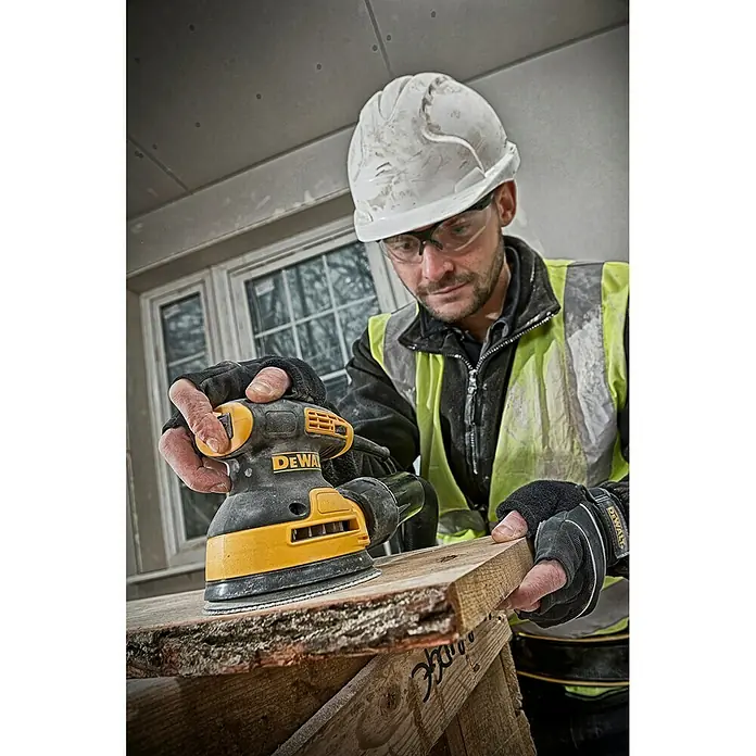 Dewalt Ekscentrična brusilica DWE6423 - 280 W, Promjer brusnog tanjura: 125 mm - Proizvod u upotrebi
