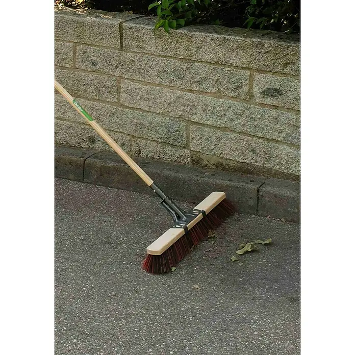 Freund Victoria Straßenbesen Profi - Arbeitsbreite: 60 cm, Material Borsten: Elaston, Natur, Schwarz/Rot - Anwendungsbeispiel