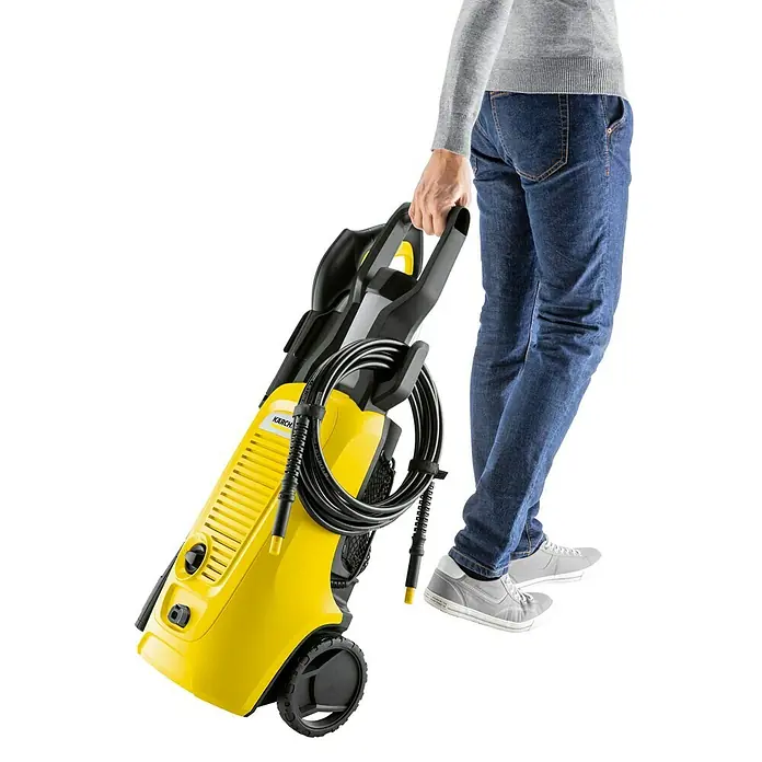 Kärcher Hidrolimpiadora de alta presión K 4 Universal Edition - Presión máx.: 130 bar, Capacidad de bombeo: 420 l/h - Producto en uso