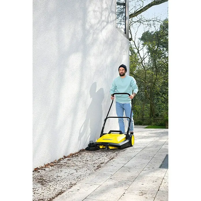Kärcher Ručni stroj za metenje - Površinski učinak: 2.500 m²/h, Radna širina: 670 mm, 38 l - Proizvod u upotrebi