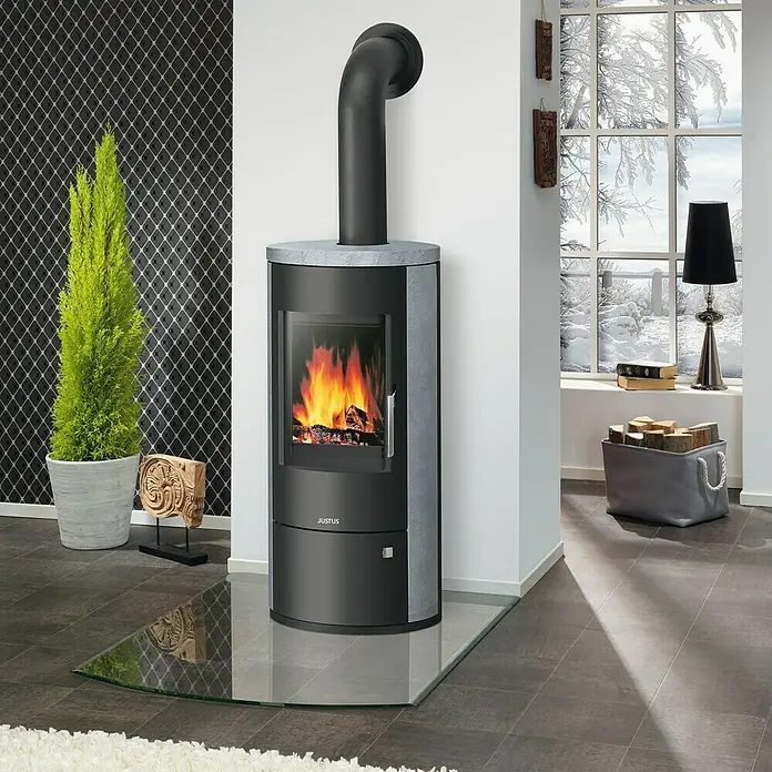 Justus Kaminofen Austin 7 - 7 kW, Raumheizvermögen: 144 m³, Verkleidung: Speckstein, Schwarz - Stimmungsaufnahme