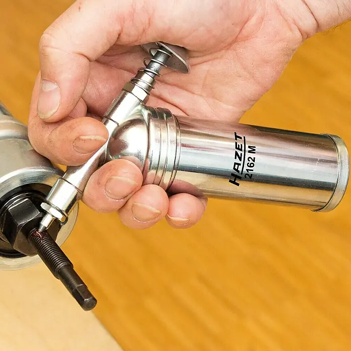 Hazet Fettpresse 2162M - Druck: Max. 69 bar/1.000 psi, Füllmenge: 80 g - Anwendungsbeispiel