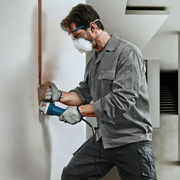 Bosch Professional Kutna brusilica GWS 750 - 750 W, 125 mm, Broj okretaja pri praznom hodu: 11.000 okr/min - Proizvod u upotrebi