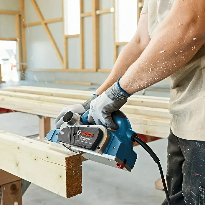 Bosch Professional Handhobel GHO 26-82 D - 710 W, Hobeltiefe: 0 mm - 2,6 mm, Leerlaufdrehzahl: 18.000 U/min - Anwendungsbeispiel