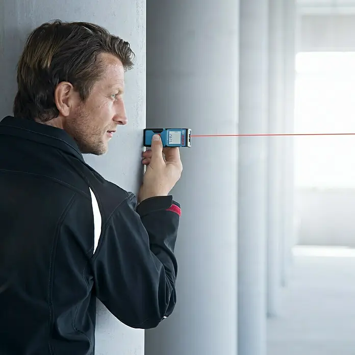 Bosch Professional Laserski daljinomjer GLM 30 - Mjerni opseg: 0,15 - 30 m - Proizvod u upotrebi