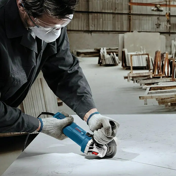 Bosch Professional Winkelschleifer GWS 750 - 750 W, 115 mm, Leerlaufdrehzahl: 11.000 U/min - Anwendungsbeispiel