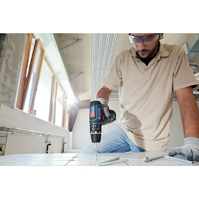 Bosch Professional Akku-Schlagbohrschrauber GSB 12V-15 - 12 V, Li-Ionen, 2 Ah - 4 Ah, 2 Akkus, Leerlaufdrehzahl: 0 U/min - 1.300 U/min - Anwendungsbeispiel