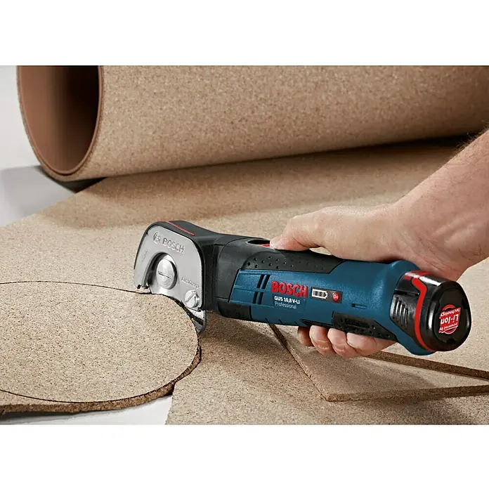 Bosch Professional Akku-Universalschere GUS 12V-300 - 12 V, Li-Ionen, Ohne Akku, Geeignet für: Materialien bis 11 mm Stärke - Anwendungsbeispiel
