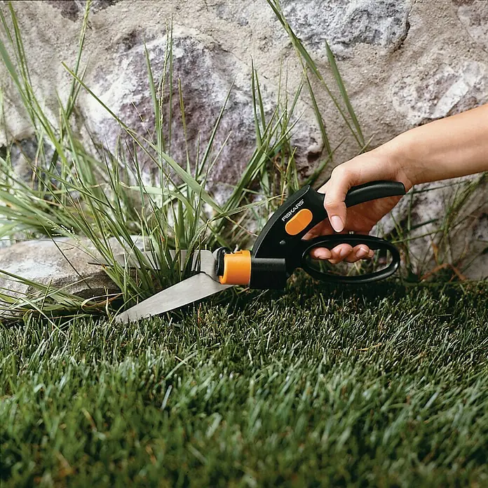 Fiskars Škare za obrezivanje rubova travnjaka Servo System GS42 - Duljina: 32 cm - Proizvod u upotrebi