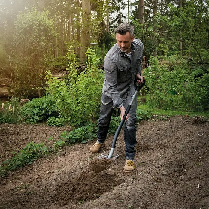 Fiskars Ergonomic Gärtnerspaten - Arbeitsbreite: 19 cm, Spitz, Langstiel - Stimmungsaufnahme
