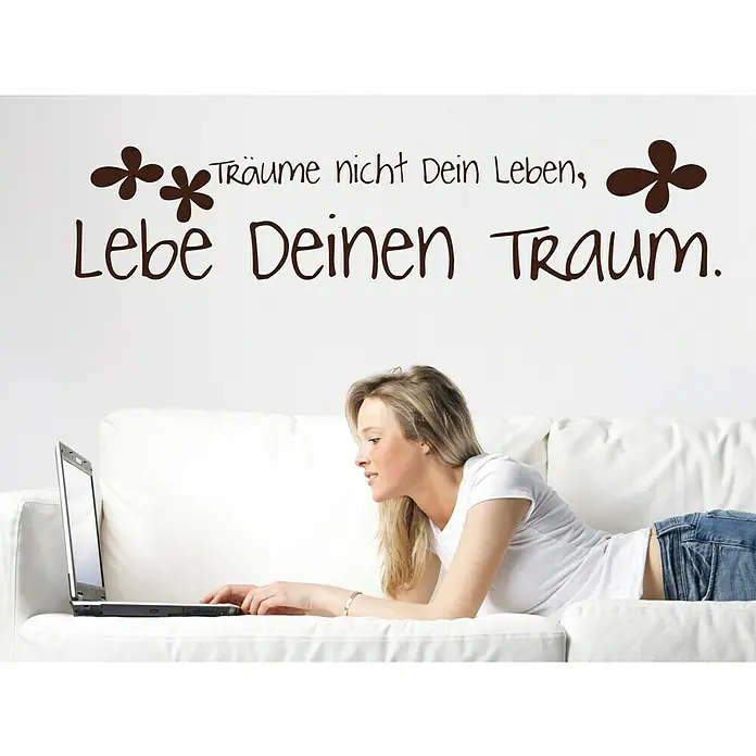 Wandtattoo - Träume nicht dein Leben …, Braun, 118 x 26 cm - Stimmungsaufnahme