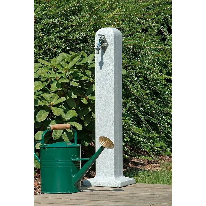 Wasserzapfstelle Poller - Granitfarben, Höhe: 90 cm - Stimmungsaufnahme