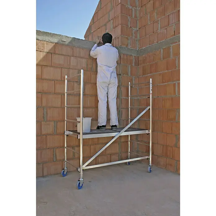 Krause RollTec Montagegerüst - Arbeitshöhe: 2,9 m, Breite: 0,8 m, Belastbarkeit Bühne: 180 kg - Anwendungsbeispiel