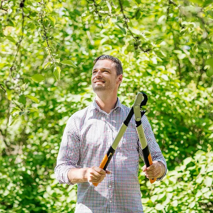Fiskars Getriebe-Astschere PowerGearX LX94-M - Bypass, Max. Aststärke: 50 mm, Mit Getriebeunterstützung, 64 cm - Anwendungsbeispiel