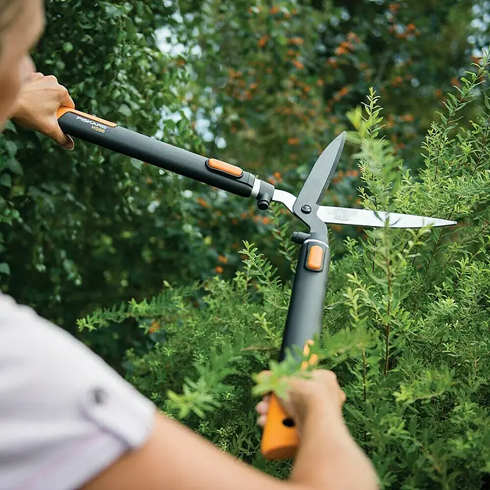 Fiskars Smartfit Teleskopske škare za živicu HS86 - Podesivost: 68 - 93 cm, S protuprianjajućim premazom - Proizvod u upotrebi