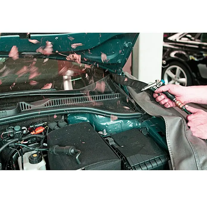 Hazet Ausblaspistole 9040-4 - Betriebsdruck: 6,3 bar, Durchflussmenge: 330 l/min - Anwendungsbeispiel