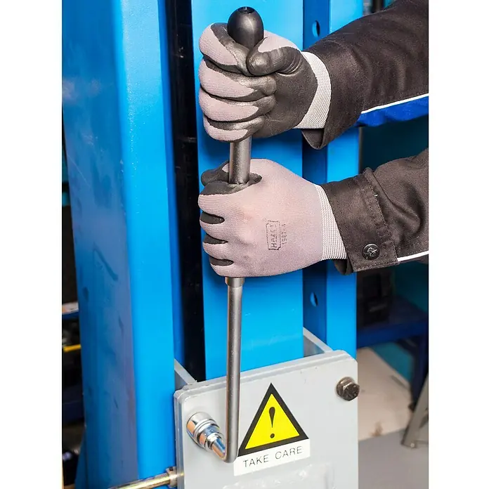 Hazet Teleskop-Radmutternschlüssel 772 - Teleskopierbar: 303 mm - 535 mm, Antriebsgröße: ½″ - Anwendungsbeispiel