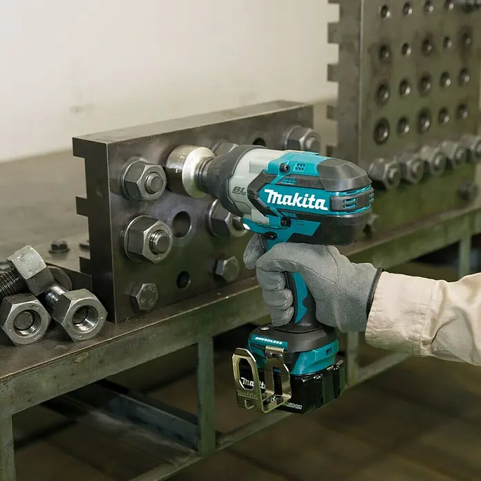 Makita Akku-Schlagschrauber TW1001RTJ - 18 V, 2 Akkus, 5 Ah, 0 U/min - 1.800 U/min - Anwendungsbeispiel