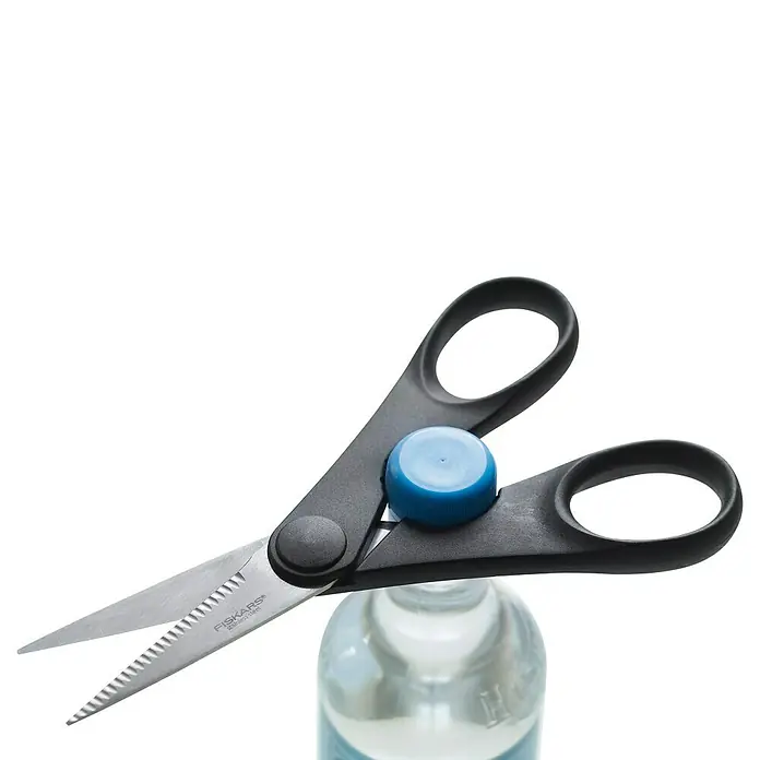 Fiskars Küchen-Schere - Länge: 21 cm - Anwendungsbeispiel