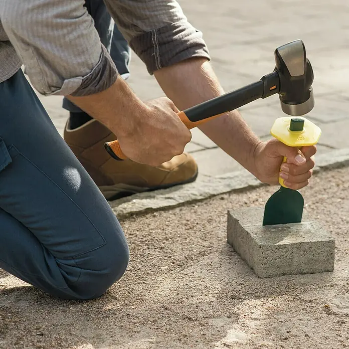 Fiskars Fäustel M - Gewicht Kopf: 1.340 g, Material Stiel: Glasfaserverstärkter Kunststoff (GfK) - Anwendungsbeispiel