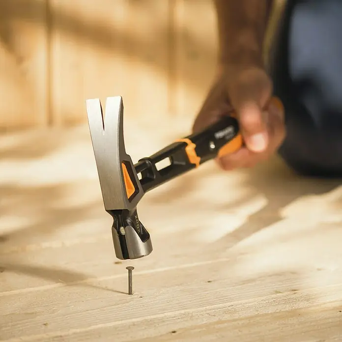 Fiskars Universalhammer XL - Gewicht Kopf: 570 g, Länge: 390 mm - Anwendungsbeispiel