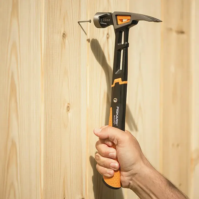 Fiskars Universalhammer L - Gewicht Kopf: 570 g, Länge: 340 mm - Anwendungsbeispiel