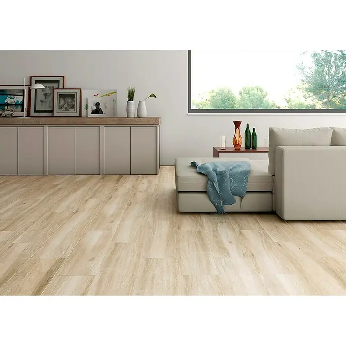 Pavimento cerámico Atelier - 23,5 x 66,2 cm, Beige, Estilo madera - Foto ambiente