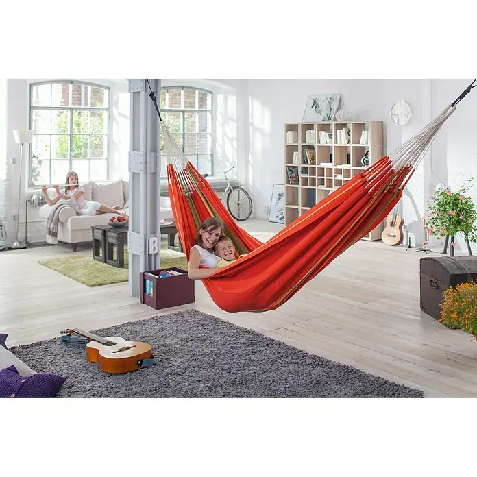 Hamaca familiar Flora Chilli - L x An: 400 x 180 cm, Rojo/Verde - Producto en uso