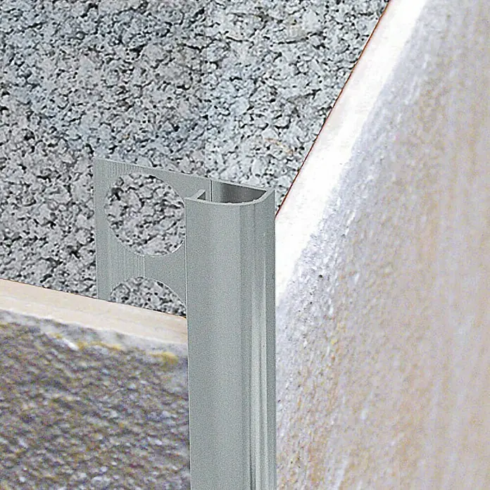 Cantonera 171 A - 2,5 m x 10 mm x 10 mm, Plateado, Mate - Producto en uso