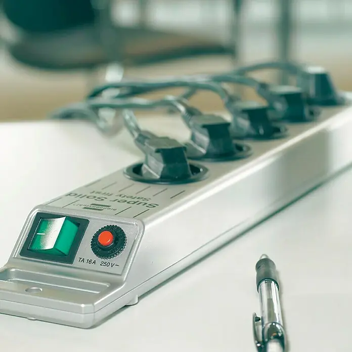 Brennenstuhl Super-Solid Steckdosenleiste - Anzahl Steckdosen Schuko: 8 Stk., Silber, 2,5 m, Max. Anschlussleistung: 3.680 W